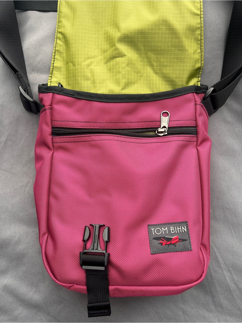 Tom Bihn small cafe bag in raspberry/moss - Picture 3 of 7